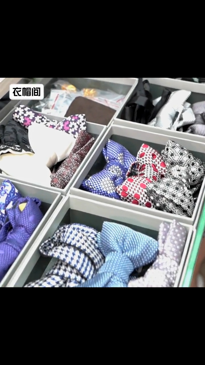 向華強的衣帽間。