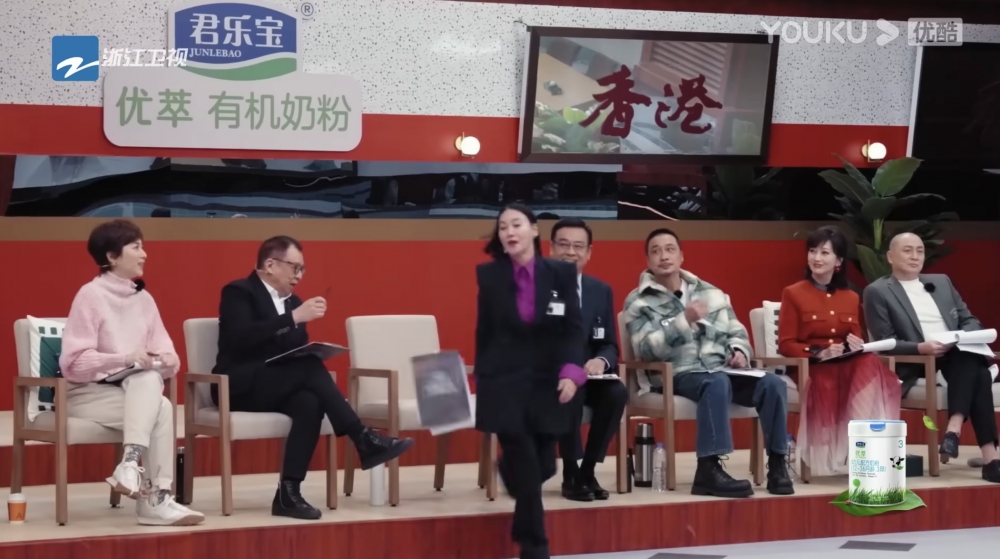 本來情緒已相當激動嘅惠英紅企起身離場
