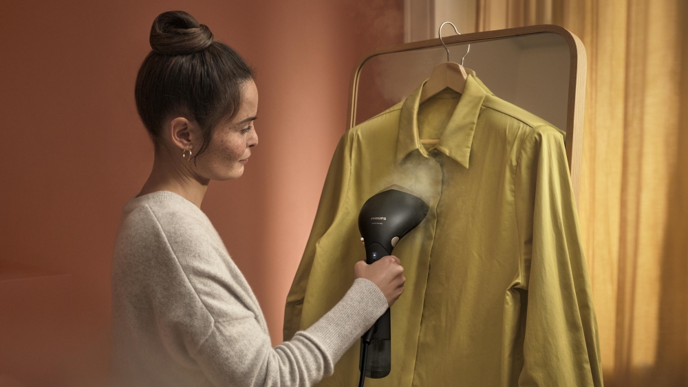 Philips 7000系列2合1手提式蒸氣掛熨機（黑色／白色）。