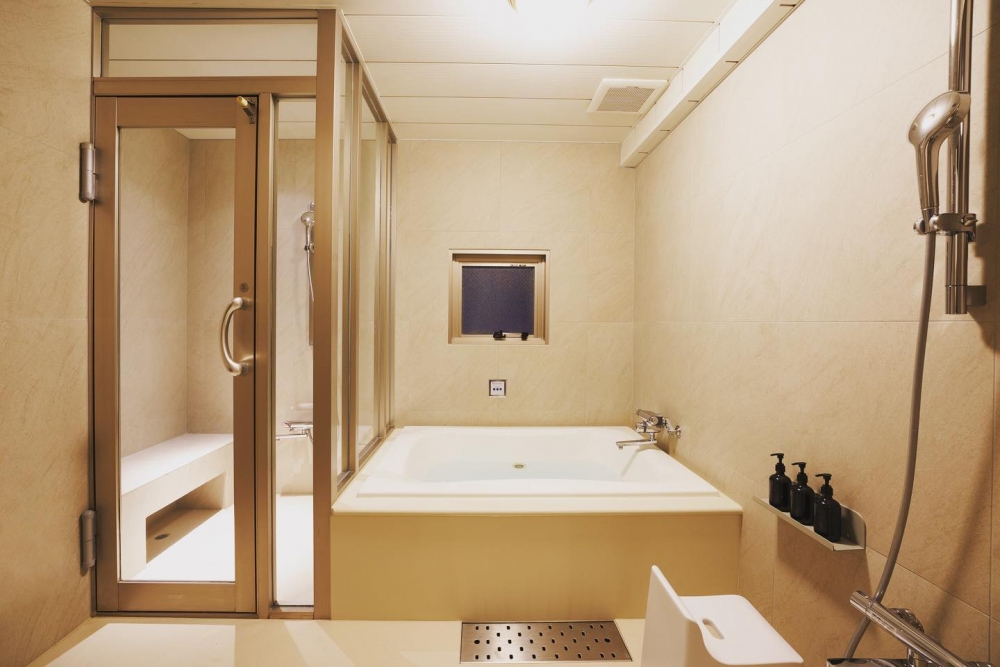 每間客房的浴室都特別寬敞,特別在房內有獨立桑拿房和大浴缸