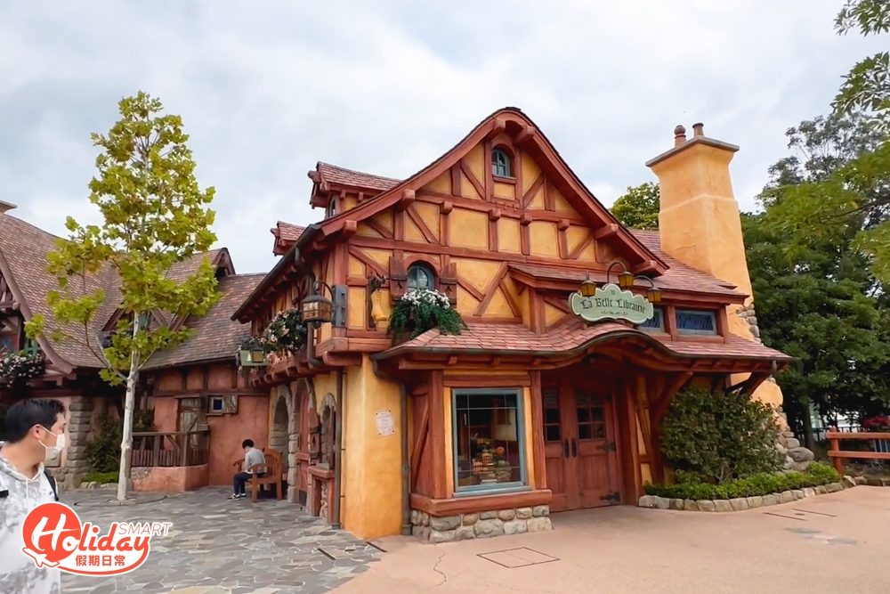 在城堡外頭打造了貝兒和父親生活的村莊，村莊的中心是加斯頓噴泉以及加斯頓的酒吧。