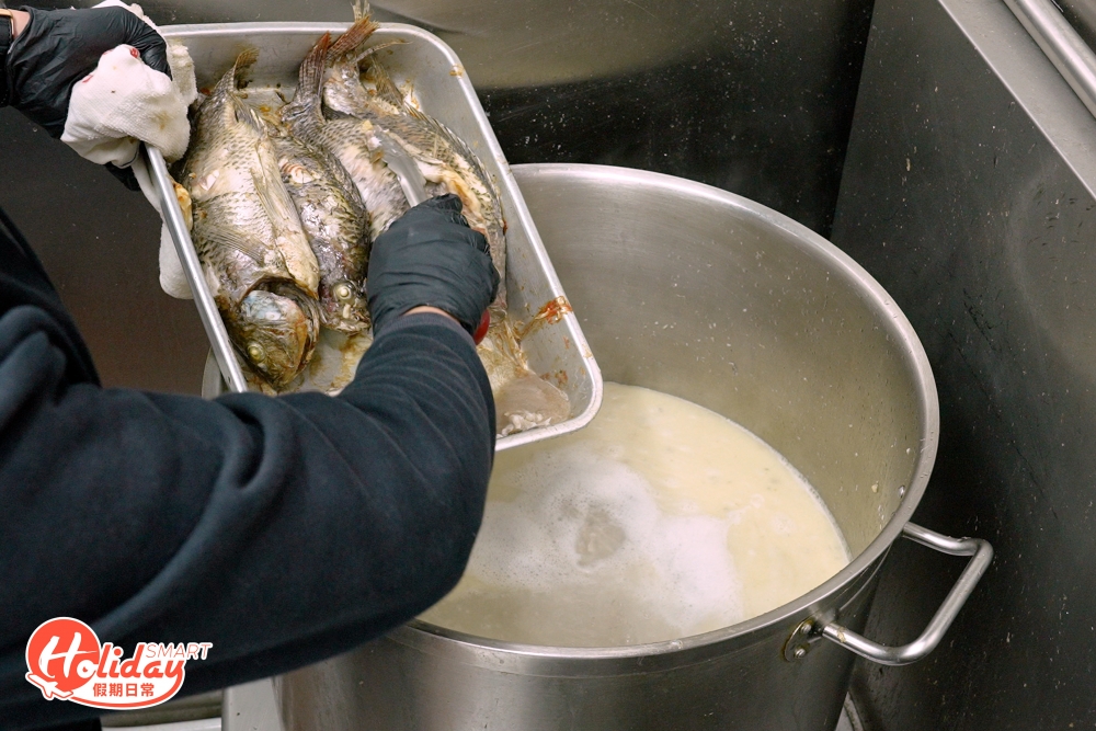 最後倒出魚肉殘渣再煲至乳白色，飲落魚香濃郁又帶陣陣清香！