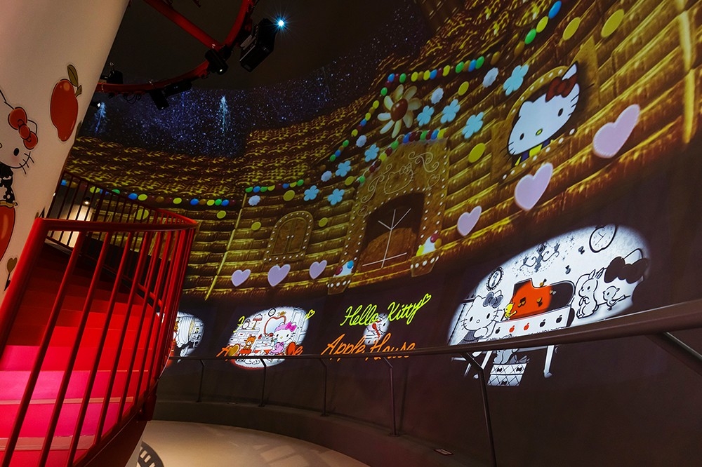 蘋果屋裡面係一個360度光雕投影劇院～