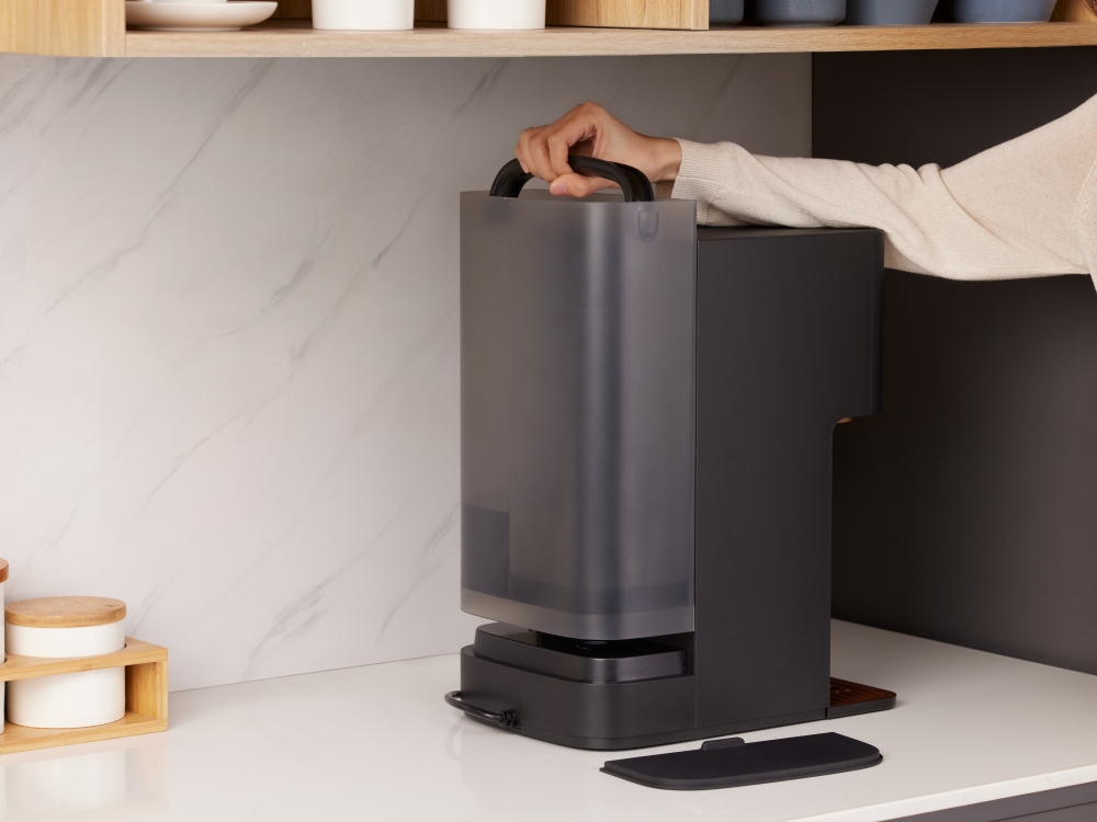 換水時，只要180°轉換底座就可以輕鬆拎出水箱。