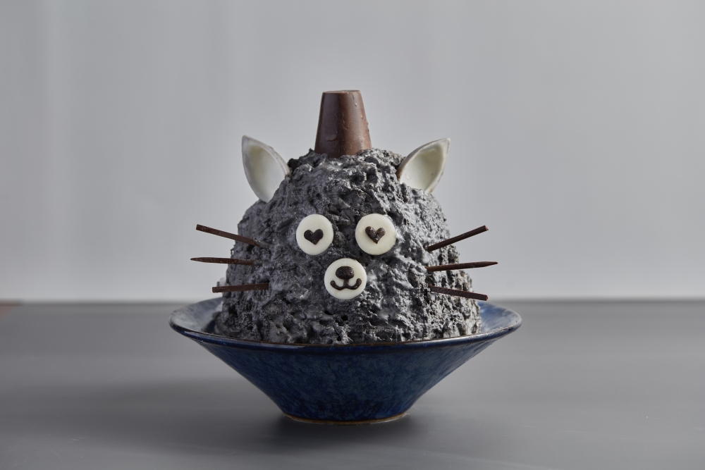 當中必食推介有深得AK歡心的「NEKO芝麻刨冰」，貓貓的趣怪表情超可愛，芝麻汁以黑芝麻磨製而成，味道濃郁，刨冰山更內藏有豆腐味雪糕及自家製朱古力芝麻脆脆，味道及口感層次都滿分！