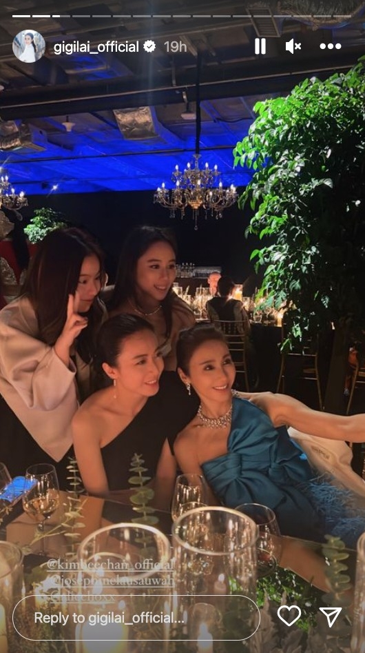 甘比母女同何超欣一齊影活動合照