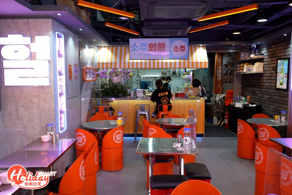 裝修以韓國現時最流行嘅New Retro為主題,更提供寵物友善空間,而室內還有不少霓虹燈的站名。