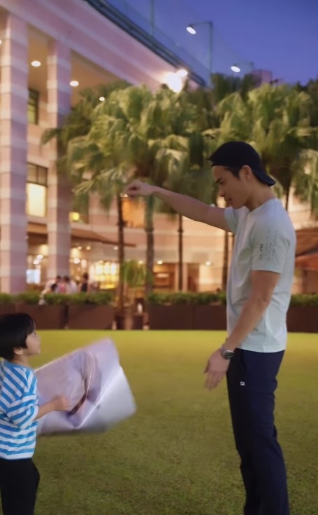 大仔鄭承悅(Rafael)行過嚟一手扯走張海報