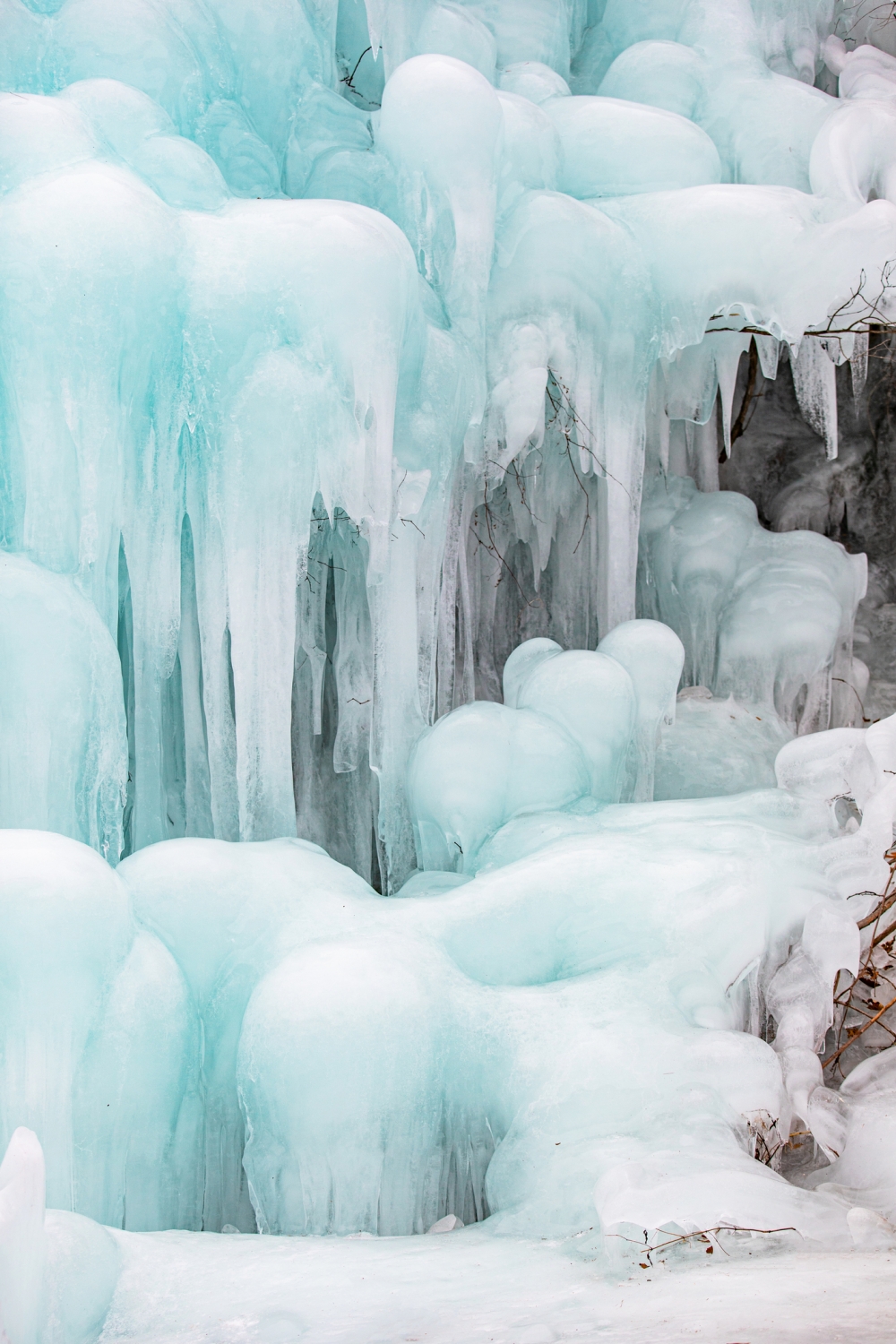 每年冬季瀑布會變成冰谷！