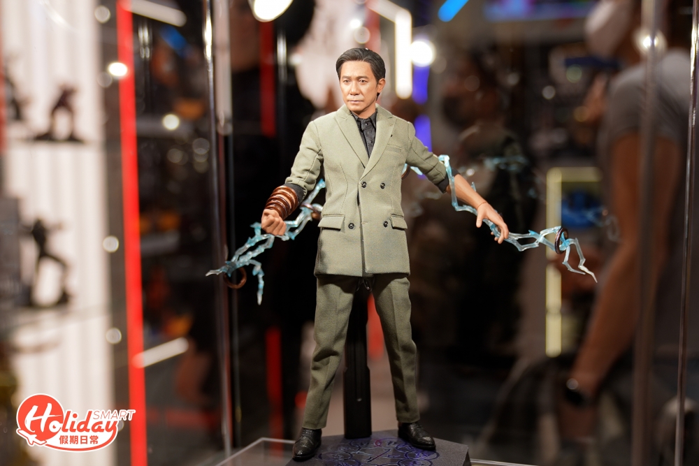 十環幫幫主「文武」穿上整套捲袖西裝造型服