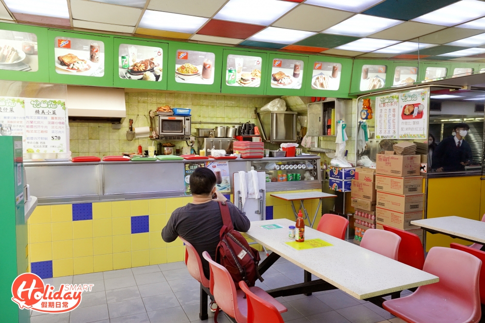 自七、八十年代快餐店興起，當年的港式快餐店設計多數仿效美式風格，無論是屋邨抑或是工廠區總有幾間在左近，當年快餐店的裝潢大同小異，都是以搶眼的顏色為主，事至今日老牌港式快餐店在香港買少見少，而在1979年開業、被工廈和屋邨包圍的「食口福」就是其中一間保留了八十年代裝潢的港式快餐店。