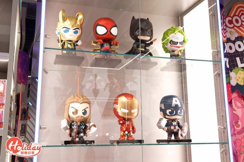 店內有兩座由Hot Toys自家設計的COSBABY迷你珍藏人偶陳列櫃。