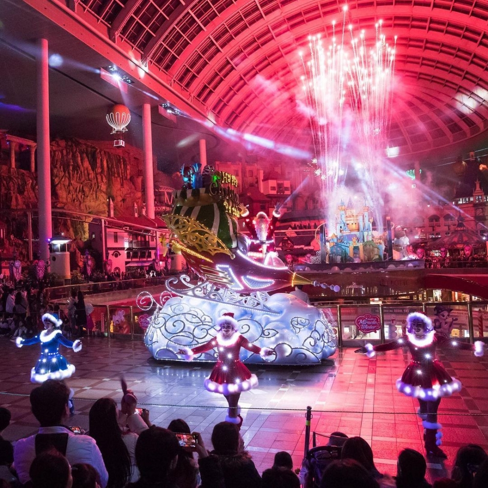 超精彩的聖誕主題花車遊行！