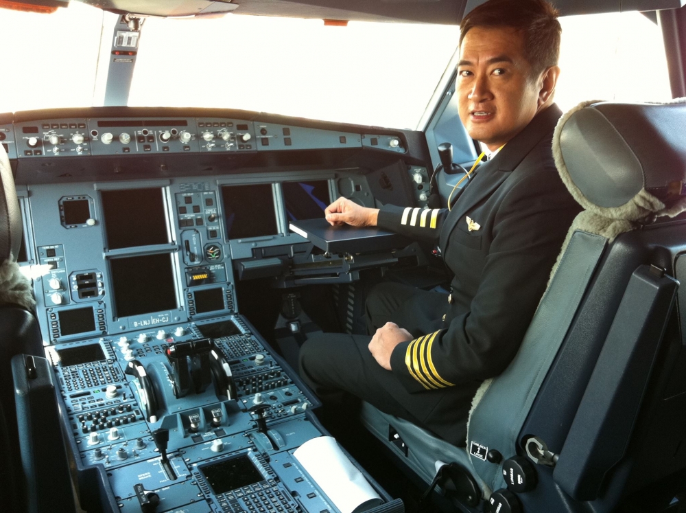 鄧梓峰早年更考獲小型飛機駕駛執照