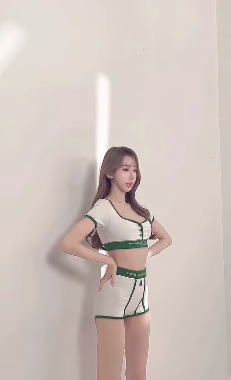 日Cammi喺IG公開拍攝嘅幕後影片，激罕公開未經加工P圖嘅真實身型及真樣。