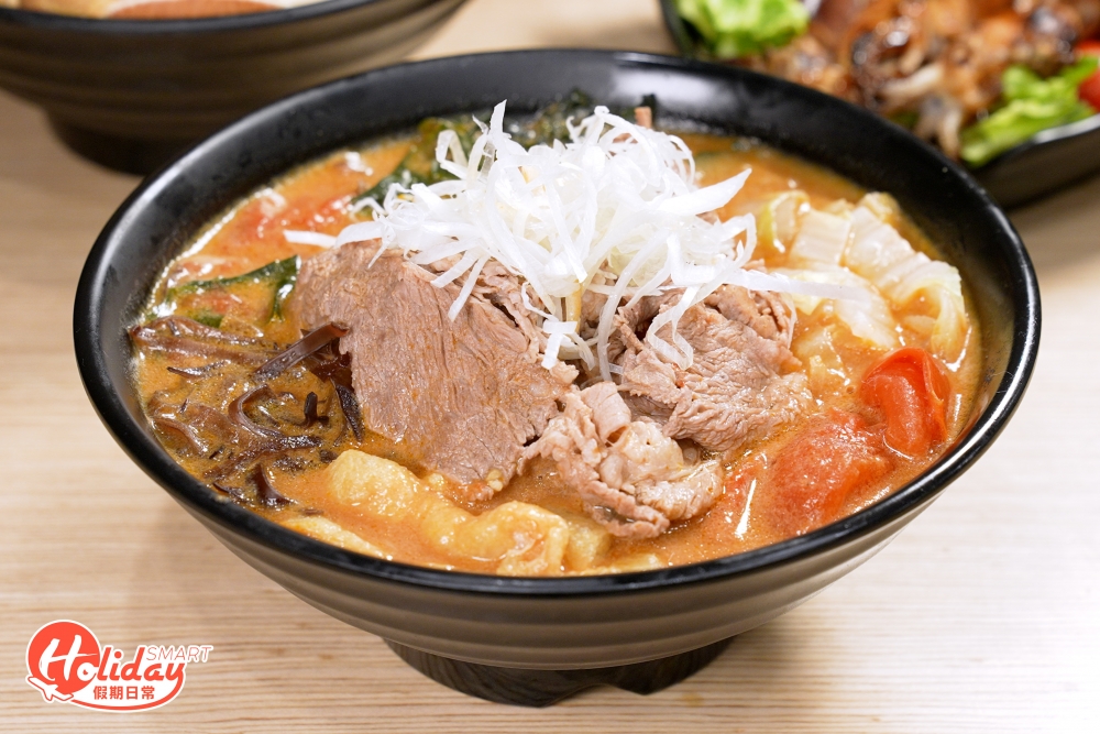 番茄湯底由鯛魚湯加上自家製的番茄蓉而成，飲落酸甜醒胃又帶濃郁茄香。