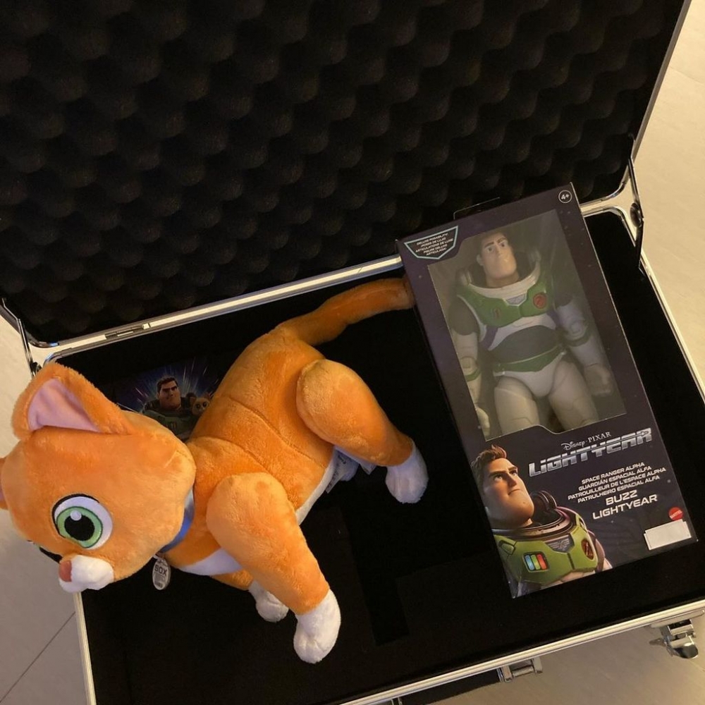 鄧梓峰收到一盒巴斯光年玩具禮物。