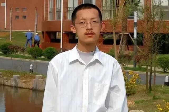 數學成績極佳嘅柳智宇之後獲保送到北京大學數學系，中學畢業後佢就入讀北大。