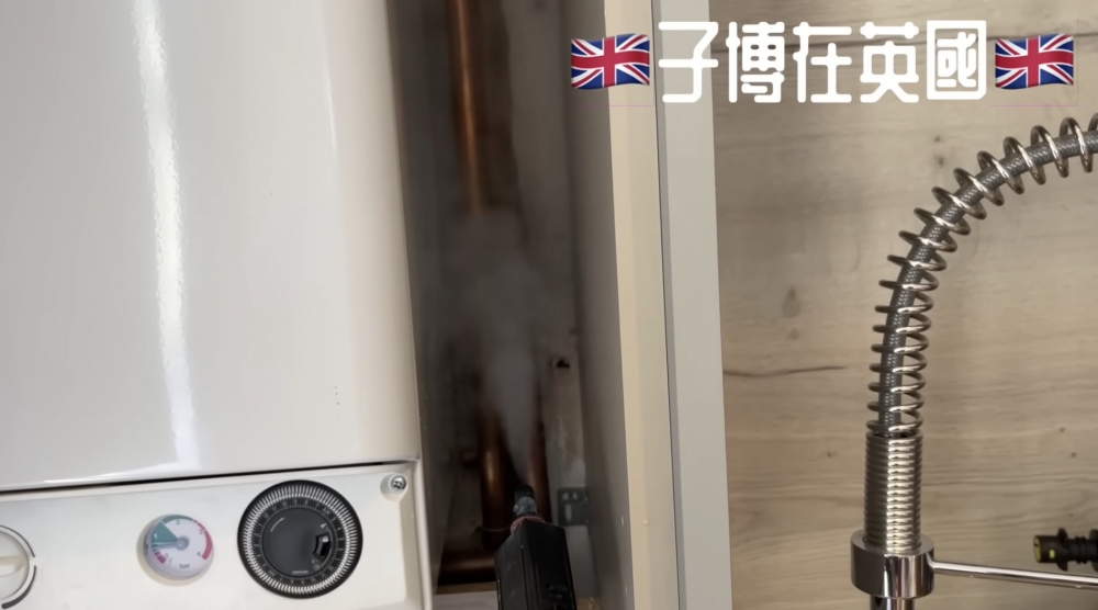 林子博用高溫蒸氣機噴暖氣系統嘅銅管