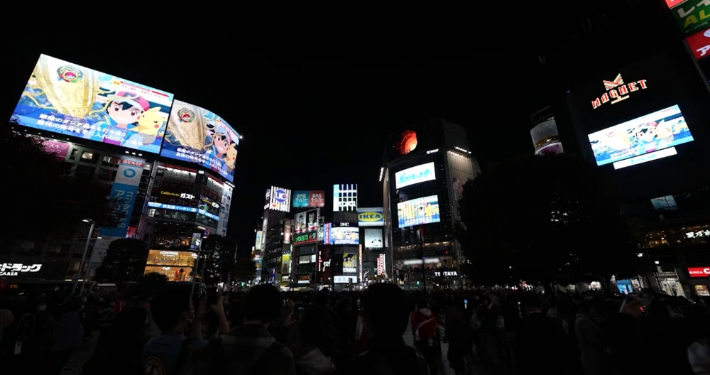 日本澀谷、東京地鐵的廣告牆上播放小智與比卡超奪下世界冠軍的「速報」