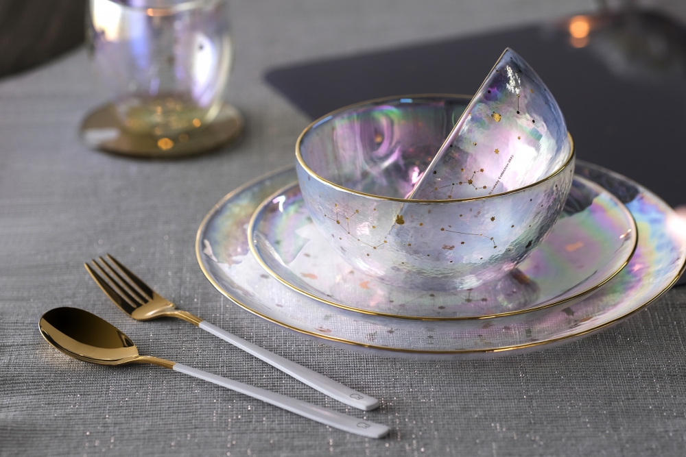 全套餐具包括幻彩玻璃碗碟及玻璃瓶、雙層幻彩玻璃杯、金色餐具、餐墊及杯墊等