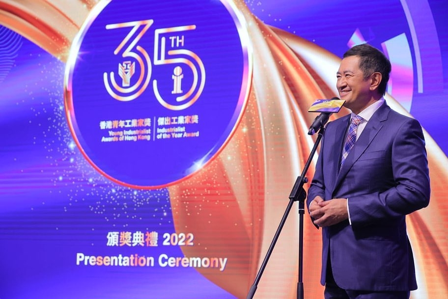 鄧梓峰憑著出色的口才獲封「金牌司儀」。