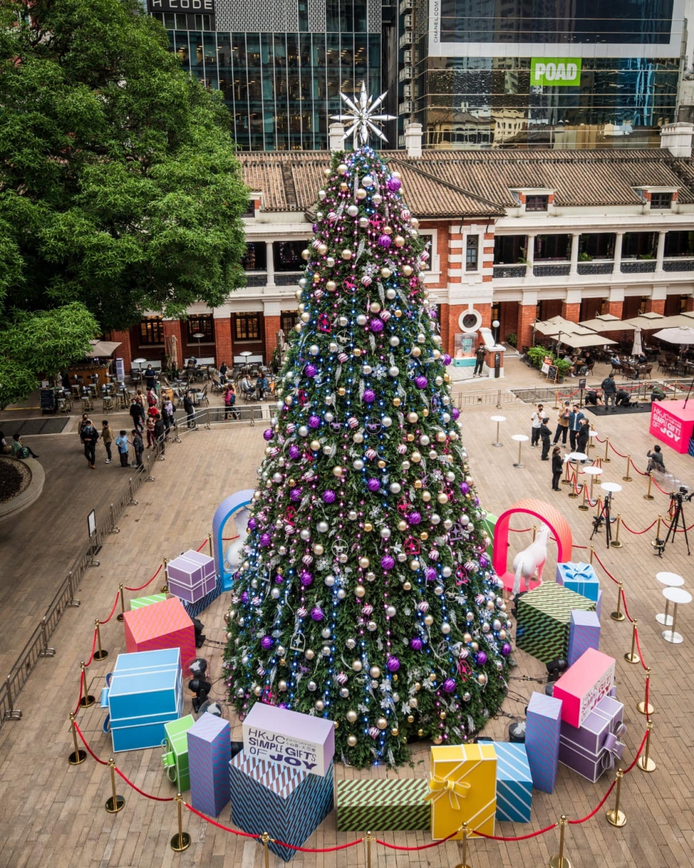 聖誕樹在白天給人相當震撼的視覺效果～