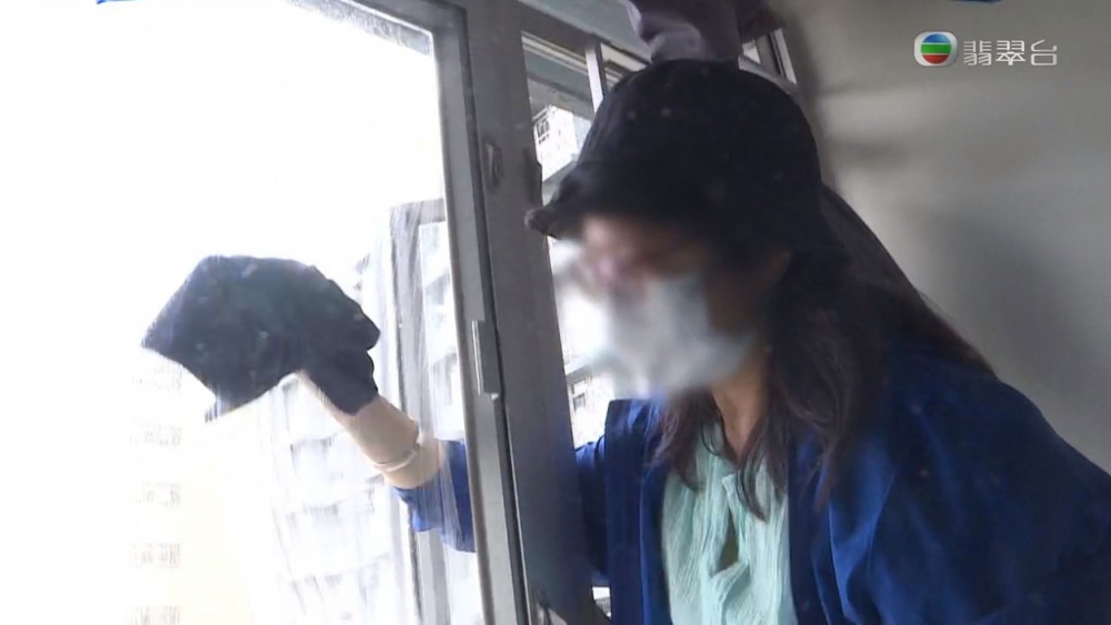 住喺葵涌邨嘅馮小姐表示兩年幾前佢就發現大廳嘅窗台經常會有積水，起初佢以為係樓上冷氣機滴水，但後來發現竟然係樓上倒出！