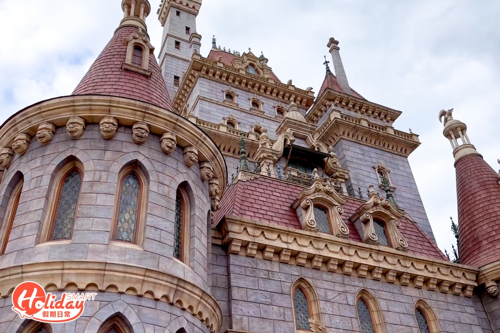 全新粉色城堡以《美女與野獸》的故事為設計，高達30米並由淺紫色石磚堆砌而成。