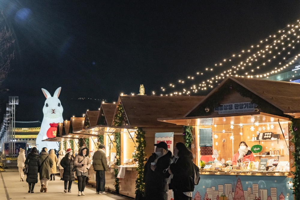 打卡完燈飾，仲可以逛一逛聖誕市集！