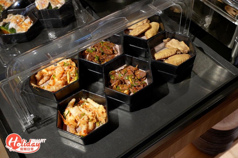 來到台灣小吃自助區亦有超過20款台式小食任你拎，必食無骨鳳爪、甜不辣、香芋薯球和甘梅地瓜條等，還原台灣夜市風味，絕對可以食到回本，而小食款式更是每日轉換，不怕食到悶！