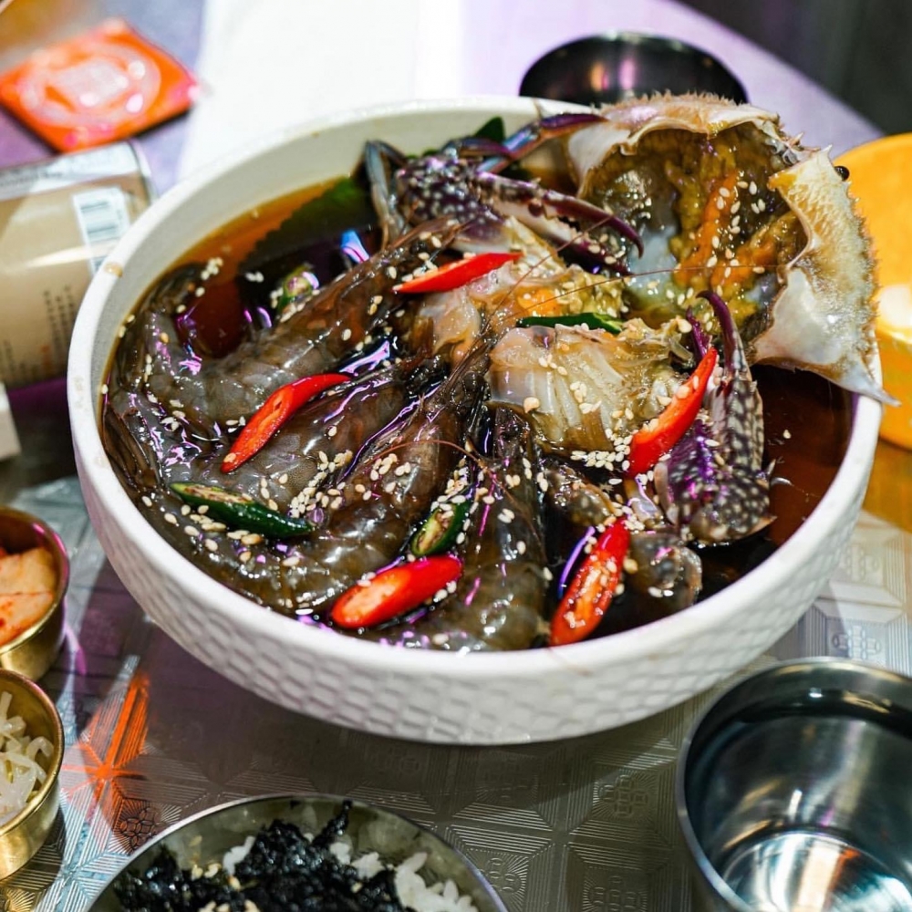 另一招牌醬油拼盤,集爆膏醬油蟹、四隻醬油蝦及紫菜拌飯於一身,食落鮮甜的蟹膏,加上爽口飽滿的蝦肉,最後醬汁伴飯再放在蟹蓋同食,鮮甜爆棚!