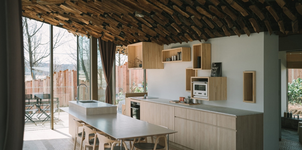 房間方面，天花板一樣佈滿木頭，加上一塵不染的落地玻璃，陽光可以直直的透射入來