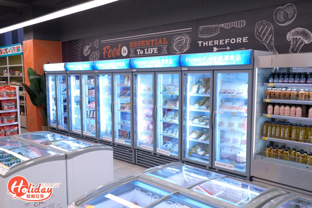 旗艦店特別之處是設有大型食品區，有齊急凍肉類及海鮮、火鍋材料、飲品，方便大家冬天儲糧。