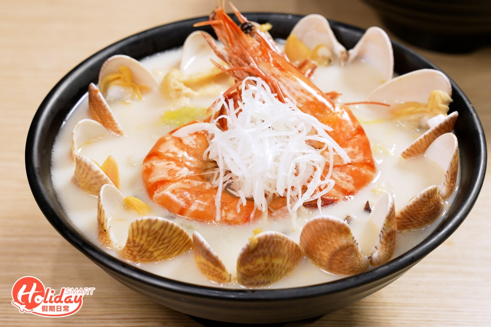 人氣之選的鮮蜆虎蝦湯飯，由滿滿的鮮蜆包圍著再配以虎蝦，蜆肉鮮嫩厚肉，而虎蝦食落彈牙爽口。