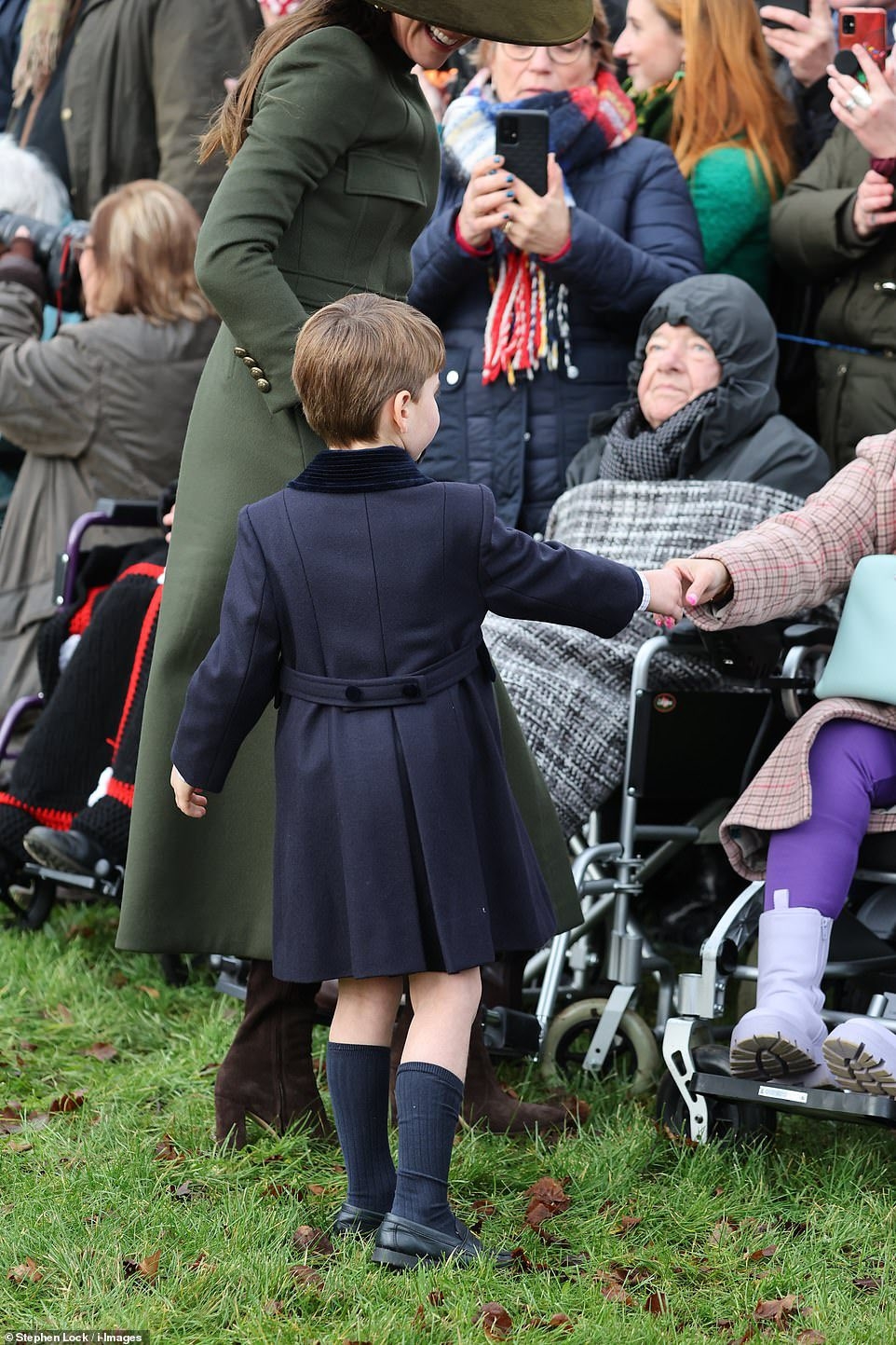 路易小王子與民眾握手打招呼～