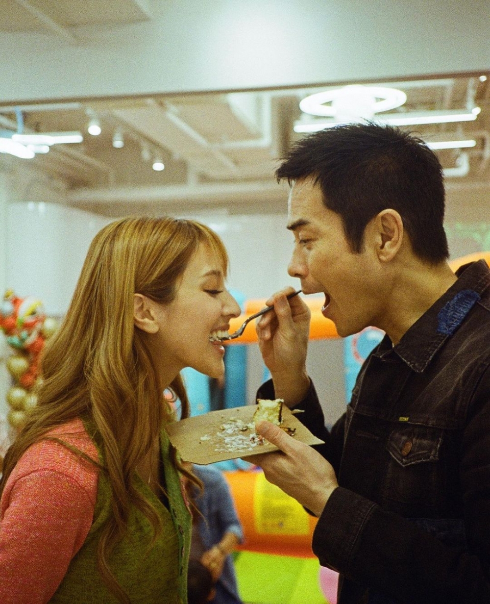 鄭嘉穎指老婆比較得天獨厚，平時中意食甜嘢，但仍身材纖幼