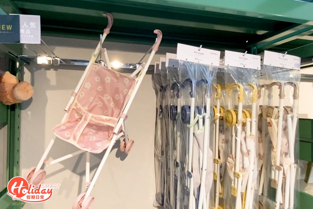 提供小朋友的玩具等，包括毛公仔和嬰兒玩具等，款式種類應有盡有！