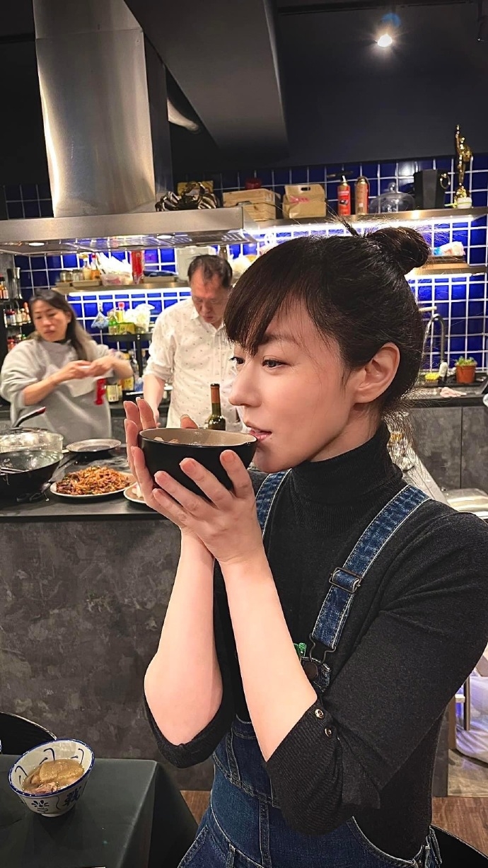 心悠post咗一張飲湯圖，側面令佢嘅高挺鼻子十分突出