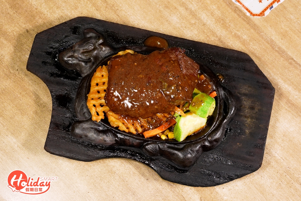 牛形鐵板配上金黃色的波浪紋薯條是不少香港人回憶中的「豉油西餐」，所謂「豉油西餐」其實是在上世紀60、70年代開始流行的港式西餐，可謂Fusion菜始祖，當年在英國飲食文化影響下，不少港人仍未能接受正統西餐，為了迎合港人食客的口味，不少茶餐廳或快餐店都推出平民版鐵板餐，將粵菜的烹調方法融入其中，例如用鬆肉粉醃牛扒和豬扒、以茄膏代替紅菜頭煲羅宋湯等。