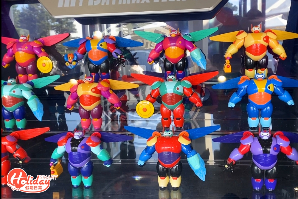 另外也可入手Bay Max周邊商品，如已武裝的Bay Max公仔，可根據個人喜好配置盔甲裝備，有不同顏色和款式配搭。