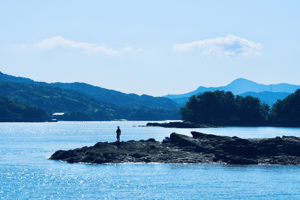 天草亦係釣魚發燒友嘅天堂，無人島同岩礁上嘅釣魚友會喺遊艇經過時同大家揮手示好。