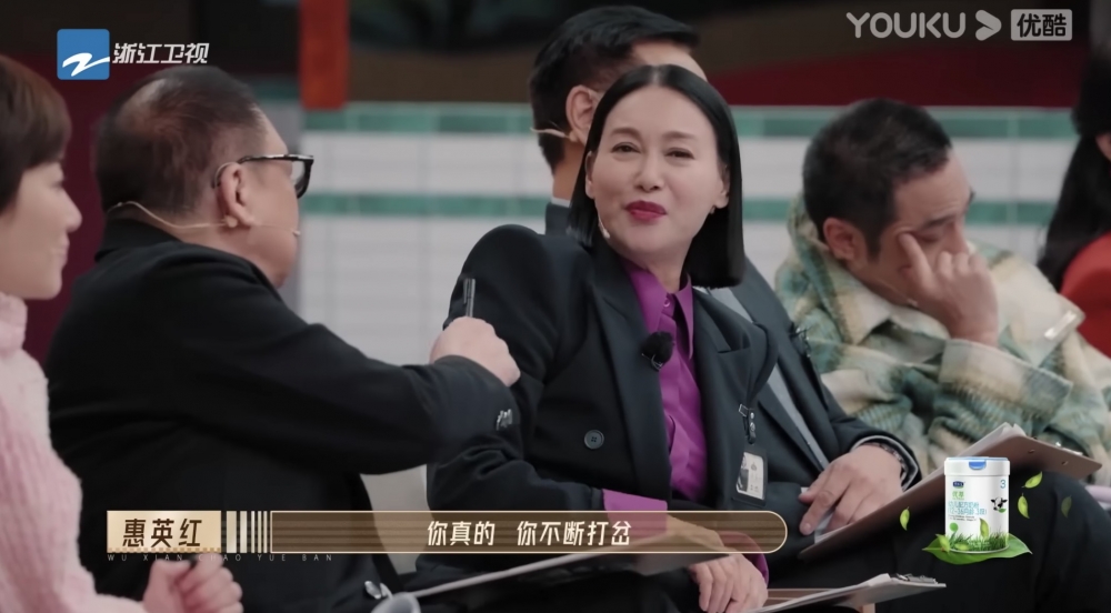 許紹雄即叫薛凱琪快啲多謝紅姐,但惠英紅突然轉過去稱:「你真的,你不斷打岔!」