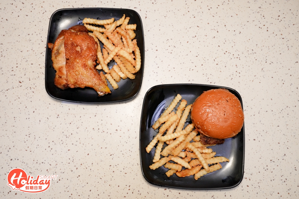 話明是快餐店又怎少得港式漢堡包，「食口福」的漢堡包賣相不是走華麗路線，麵包底面用牛油煎香，中間的漢堡肉不是來貨，而是自家手打，再簡單以沙律醬做點綴，配搭加拿大返貨的粗身薯條，以及一杯足料起沙的紅豆冰，便是一餐的地道港式快餐。