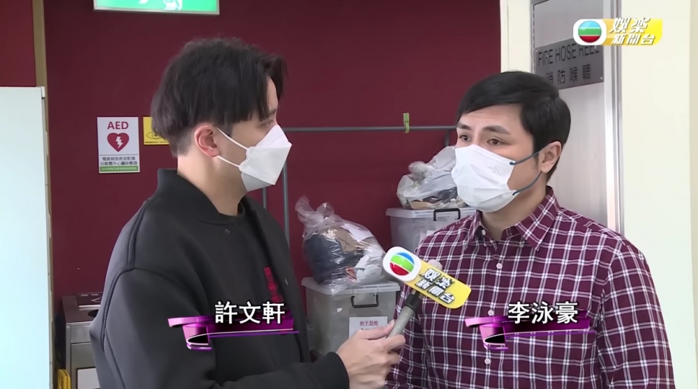 施明喺家中跌倒受傷，情況嚴重需入ICU。細仔李泳豪接受訪問時發火暗指係孖生哥哥李泳漢爆料