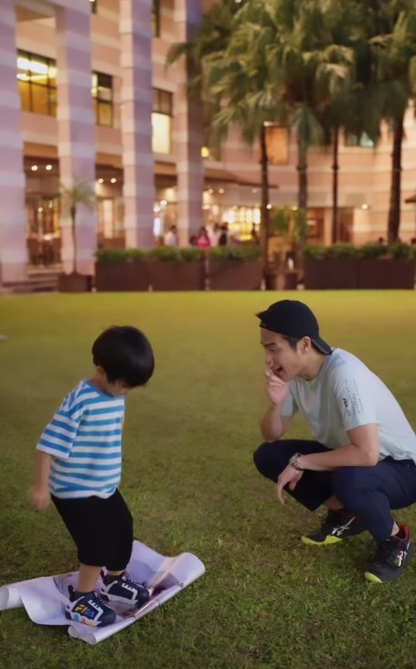 Rafael喺海報上狂跳