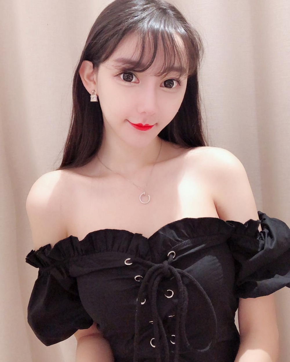 2018年至2019年Cammi嘅自拍最搶眼嘅就係一對大眼睛