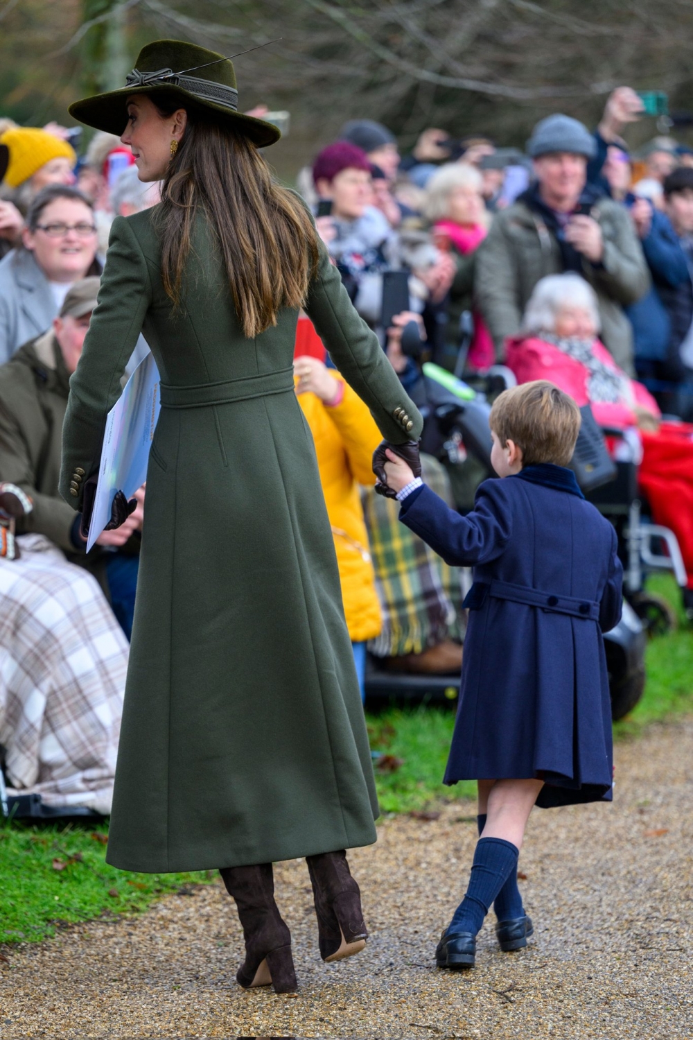 小王子見到其他人向前走後，疑似要拉著凱特王妃跟上步伐。