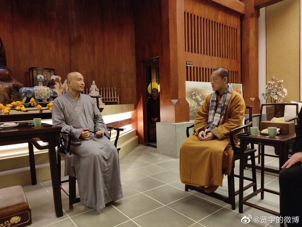 柳智宇於2007年起就會喺課餘時間去寺廟做義工，又到處拜訪高僧