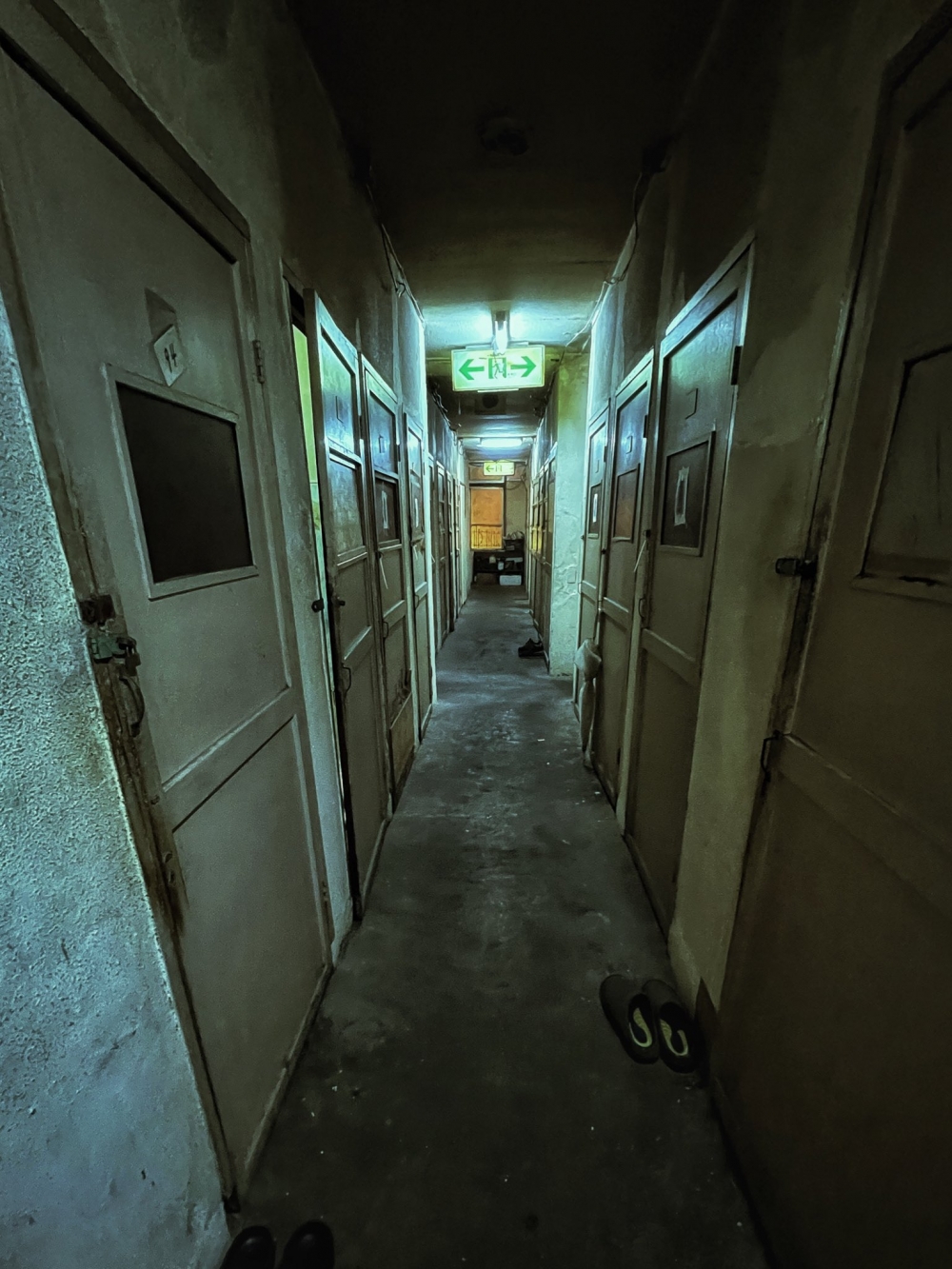 日本網民到神戶一間價錢便宜的酒店作「探險」，但酒店的環境、設施陰森，好比鬼屋，令網民直呼嚇人！